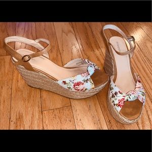 Flower canvas print wedges.